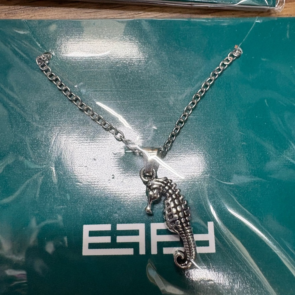 Lot of 4 Effy seahorse necklaces, silver tone,  New in packaging - Picture 3 of 3